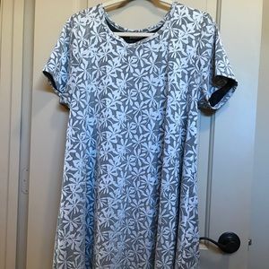 Xl LulaRoe Carly Grey/silver with black underlay